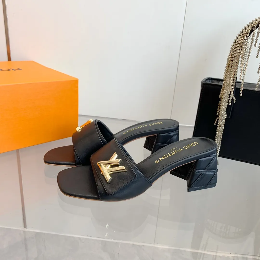 👟👟Ex-factory price 520👟👟 LV | Louis Vuitton ²⁰²³ 𝐬𝐬 🧡💚2️⃣0️⃣2️⃣4️⃣Early spring new model, top version⚠️ The counter features the latest models, square toe sandals, hard goods are new🆕 ❥Purchase level! Full of high-end feel! A popular model among bloggers at home and abroad, it’s retro and fashionable and looks amazing on your feet! Mainly recommended model on the official website★ ━━━━━ ЅᏇєєt ━━━━━ ▪️Upper: original cowhide + metal buckle ▪️Lining: imported goatskin lining ▪️Outsole: original Italian leather outsole ▪️Heel height: 5.5cm 9cm ▪️Shoe size: 35-39 (40 and 41 customized items are not returnable or exchangeable)